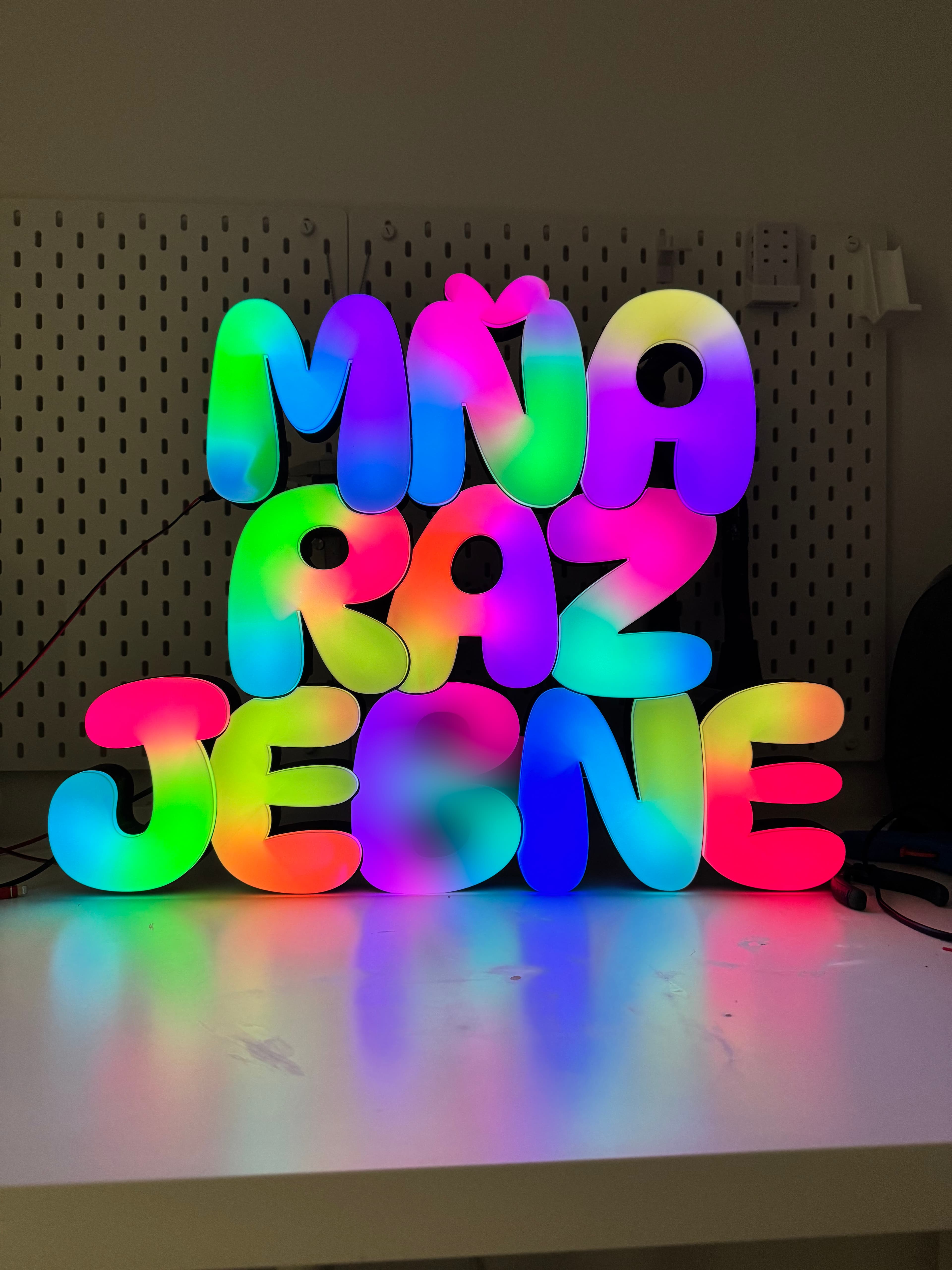 RGB Svetelný nápis